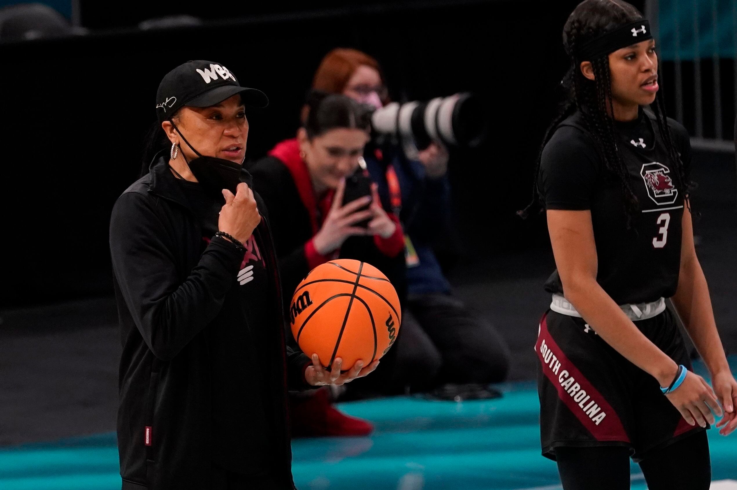 FanDuel on X: Dawn Staley coaching in her hometown Eagles gear 🔥   / X