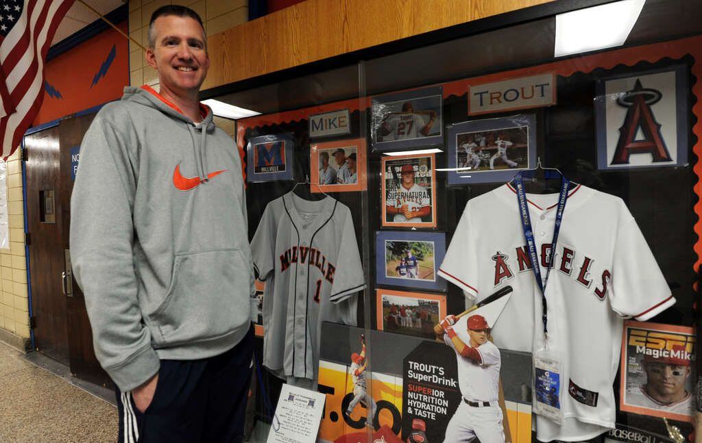 Mike Trout Feeds ShopRite Employees in Millville