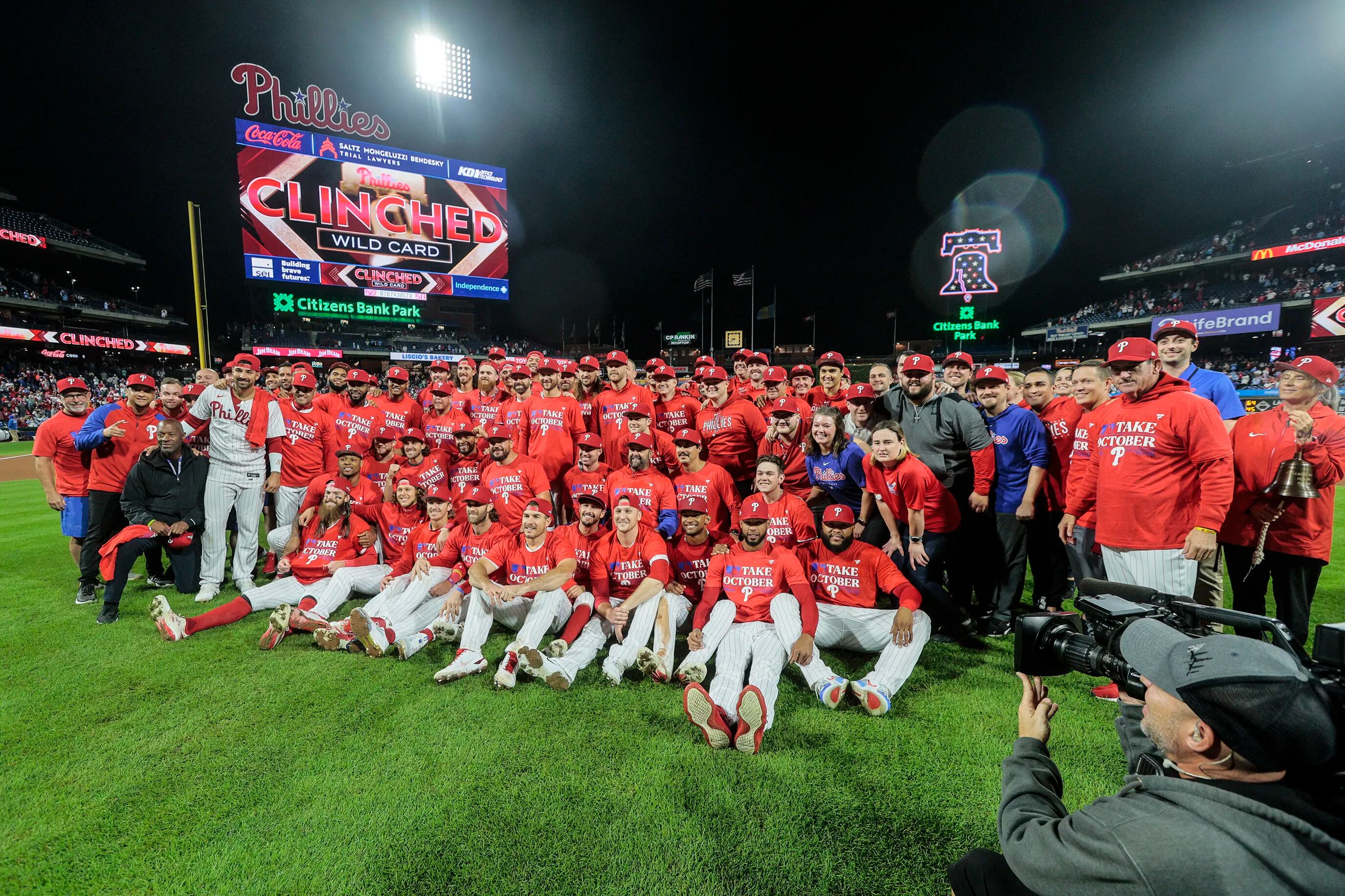 Photo: Phillies celebrate with champagne - PHI2009102115 