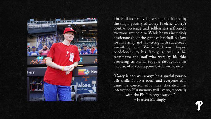 Phillies manager Rob Thomson holding up a sign for Corey Phelan, the 20  year old who passed away from cancer during the Phils playoff run.…