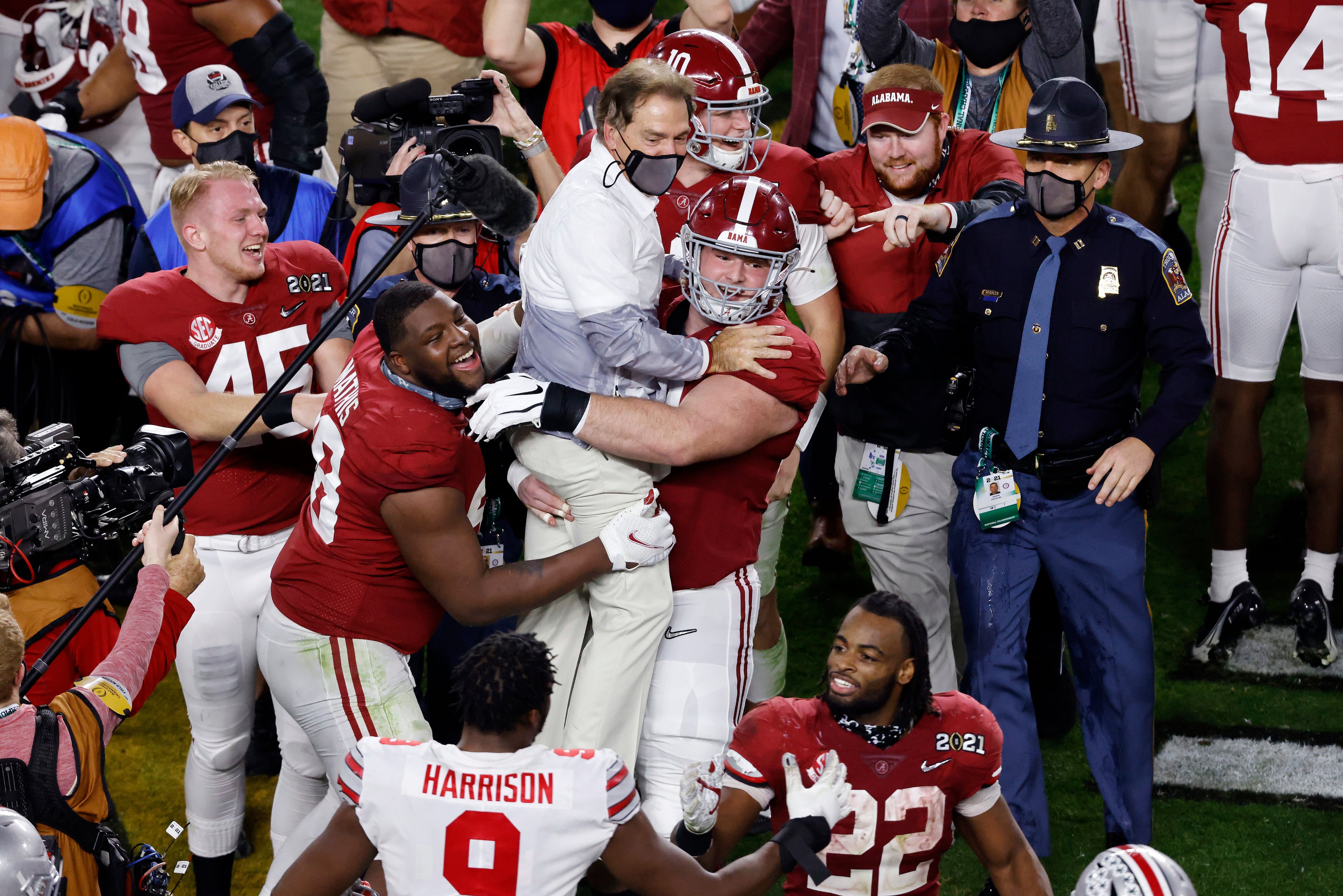 Alabama wins 2020 CFP title behind DeVonta Smith's record-shattering first  half