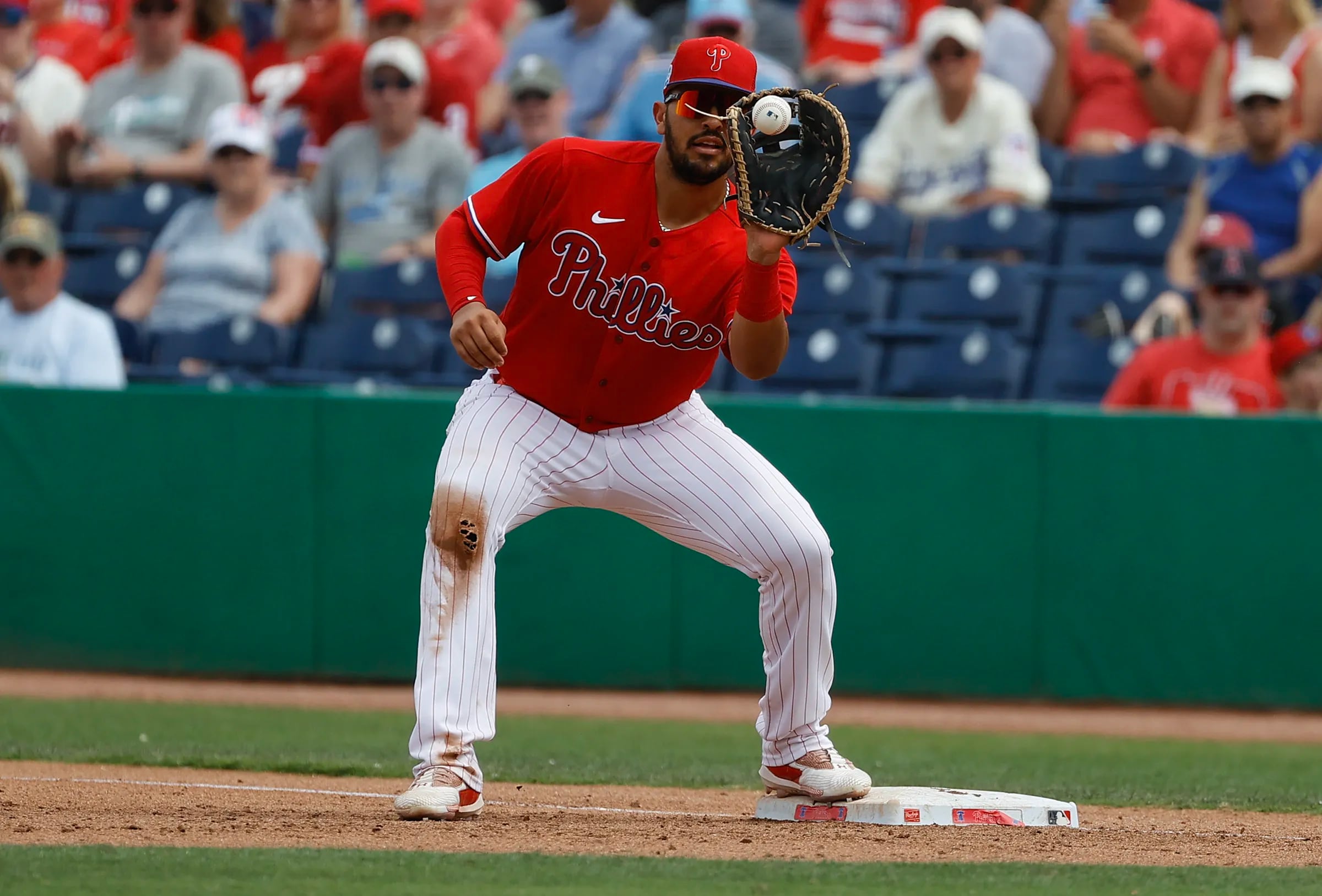 Phils' Hoskins tears knee, expected to miss significant time