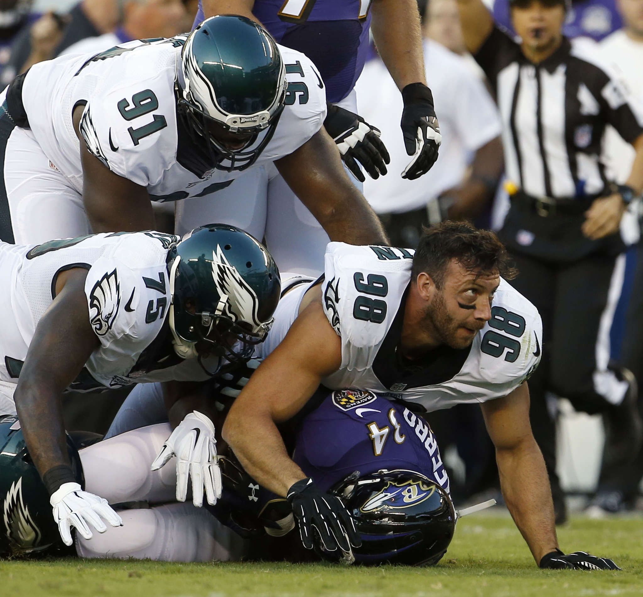 Jason Kelce, Connor Barwin exchange jerseys after Eagles-Giants