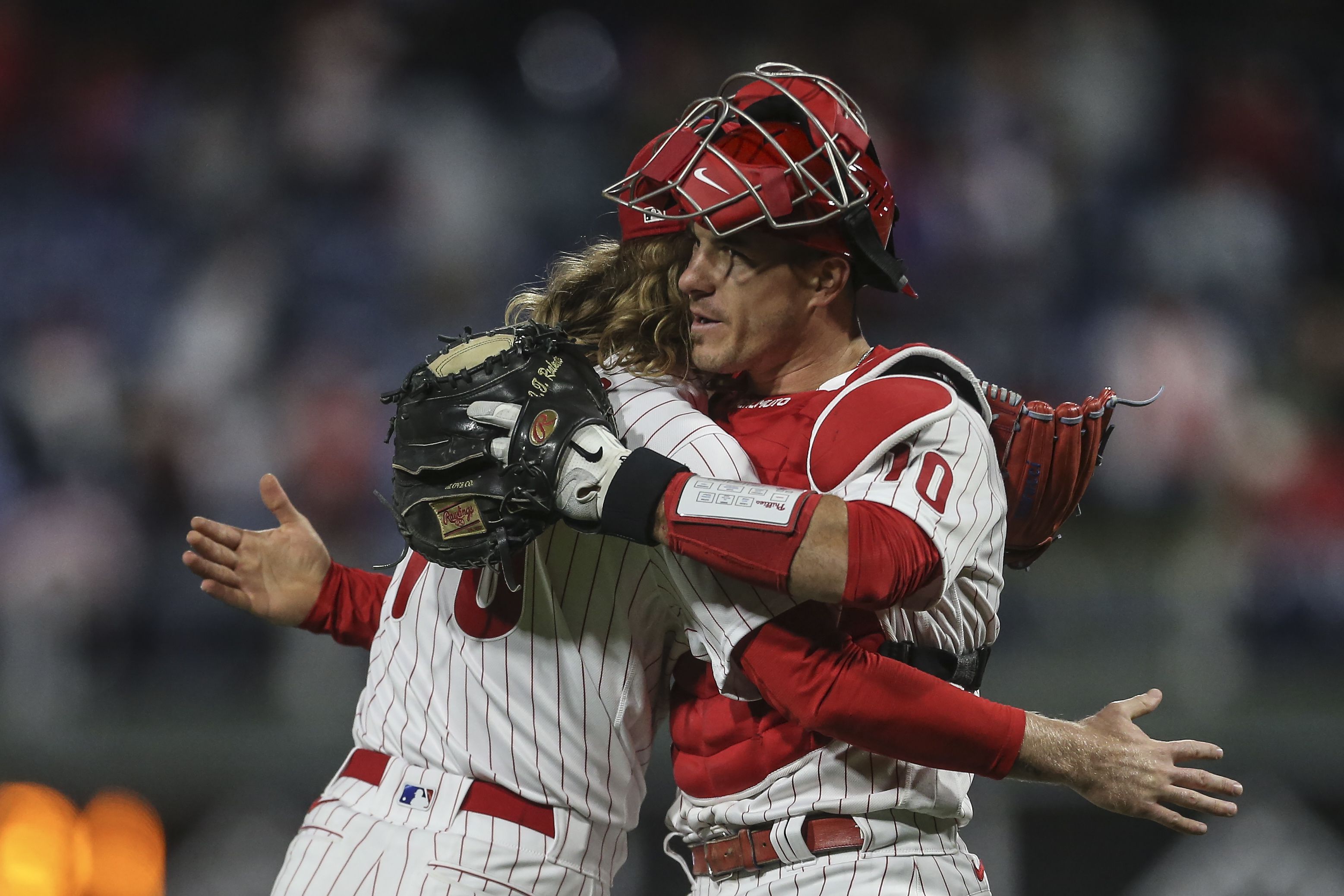 J.T. Realmuto leaves Friday's game with sprained right pinky