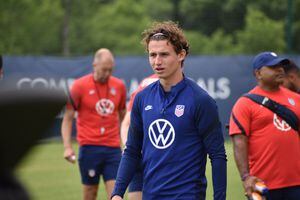 2022 World Cup: USMNT's Brenden Aaronson of Medford cheered on by fans  Carli Lloyd, Ted Lasso as World Cup nears - 6abc Philadelphia