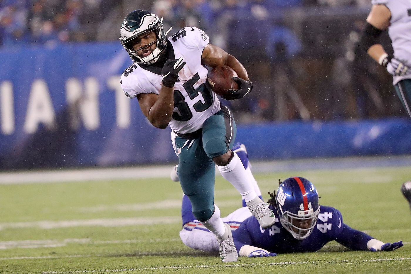 Giants outside linebacker Markus Golden misses a tackle on Eagles running back Boston Scott on Dec. 29. 