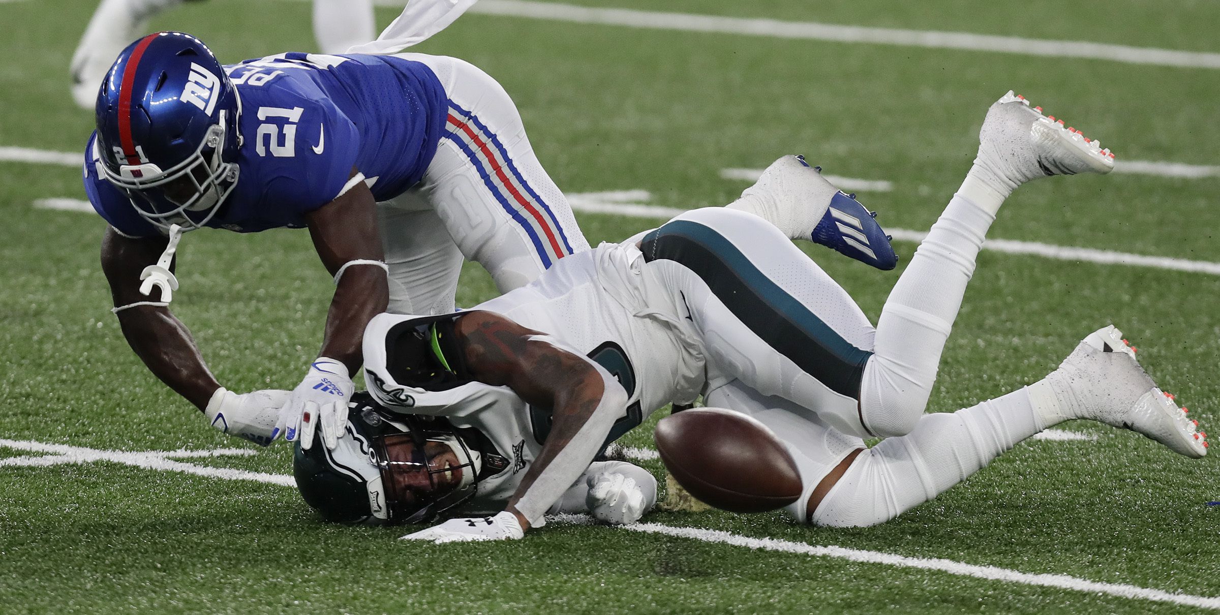 New York Giants video: Fan throws baby grandson's Philadelphia Eagles hat