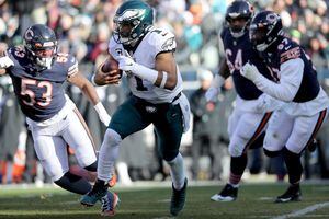 Hurts runs for 3 TDs as Eagles squeeze by Bears 25-20 - WHYY