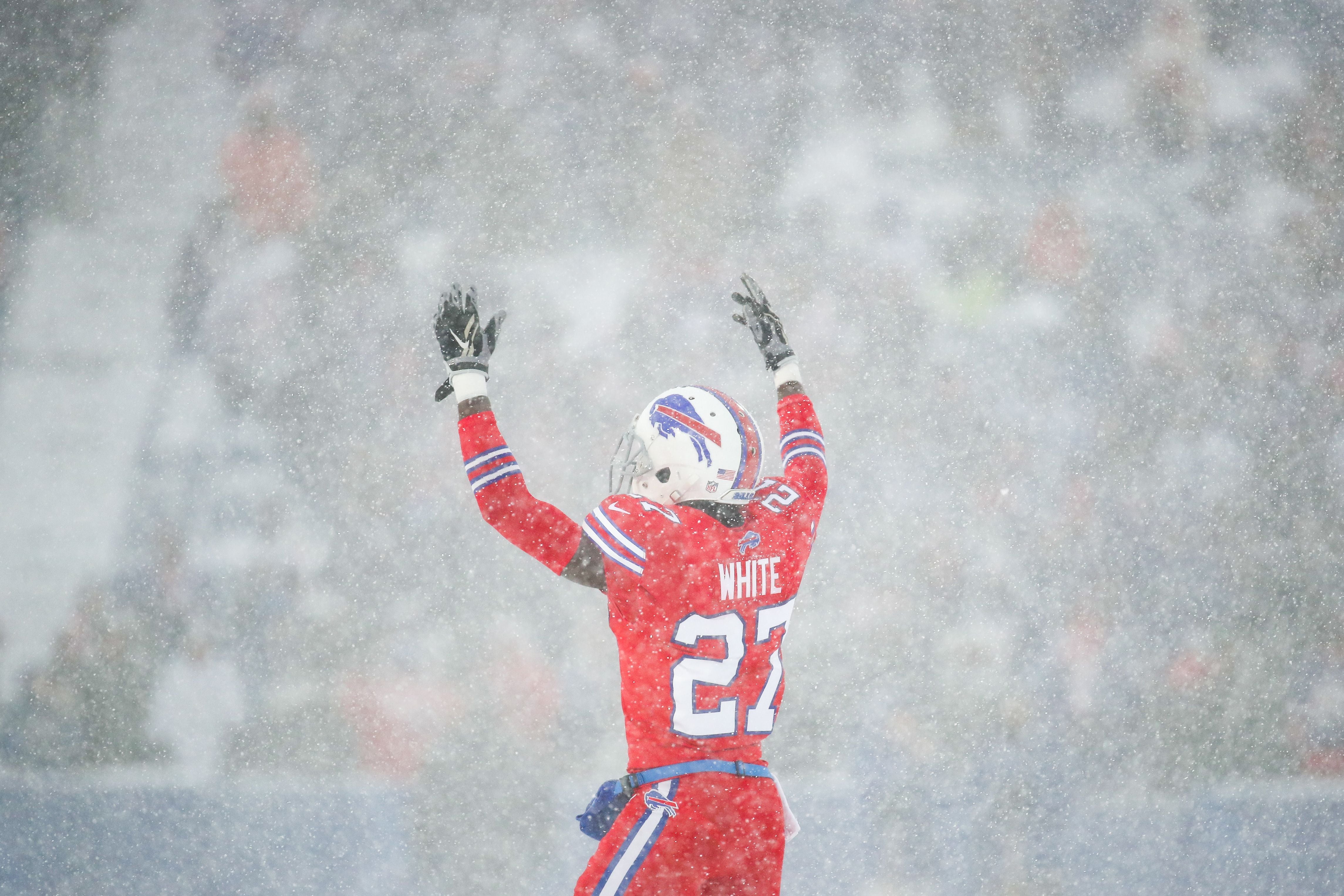 Bills vs. Dolphins weather: Miami arrives in snowy Orchard Park with trunks  of gear for the cold, per report 