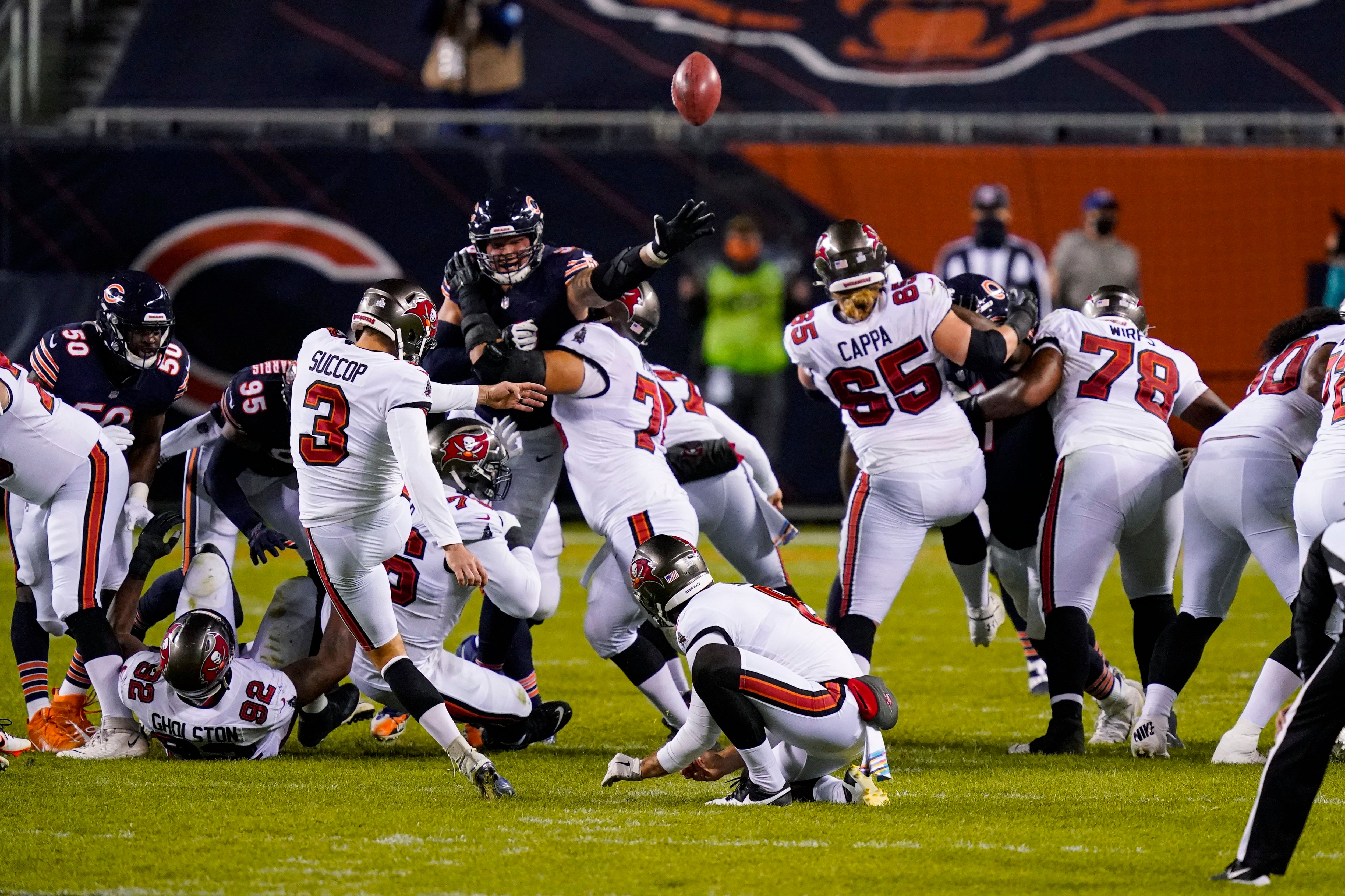 Beat-up Bucs fall to Bears, 20-19 on late field goal