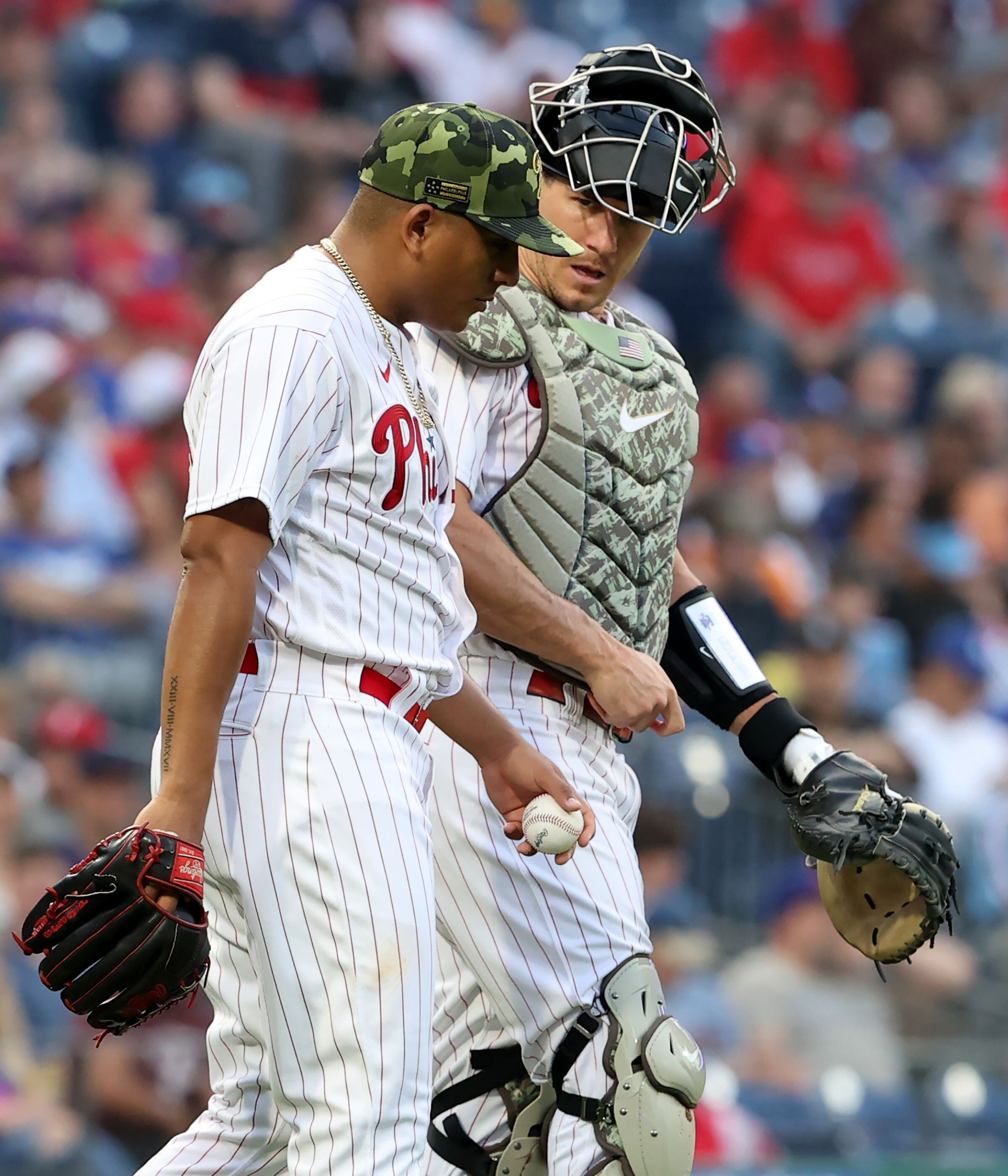 Julio Urías shuts down Phillies bats