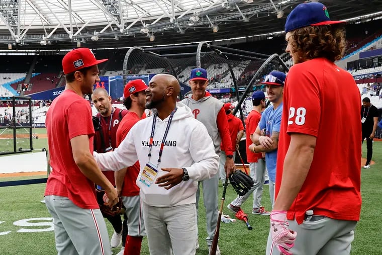 Injured Phillies shortstop Trea Turner (left) meets with former Phillies shortstop Jimmy Rollins before the London Series game against the Mets in London on Saturday.