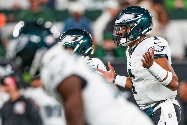 Eagles quarterback Jalen Hurts calling a play during the loss to the Jets. 