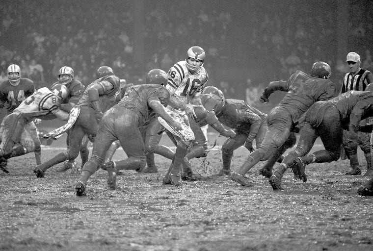 Eagles quarterback Norm Snead plays against the Lions in Detroit on Thanksgiving Day, Nov. 28, 1968.