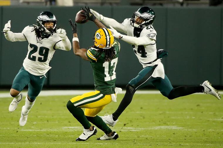 Eagles hold on to beat Packers; Avonte Maddox taken off on