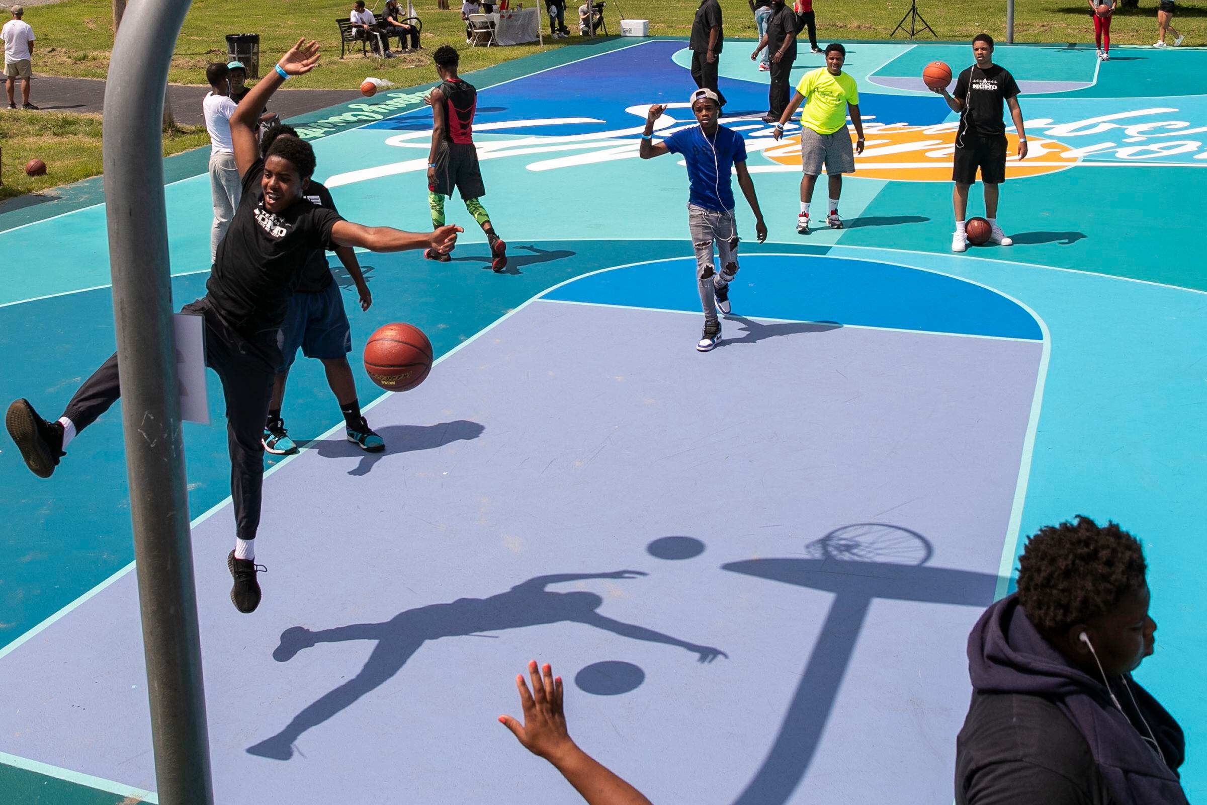 Meek Mill Plays Hoops With Philly Kids Affected by Justice System –  Billboard