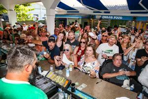 Jason Kelce and friends chug beer, play flip cup, and sing karaoke at Jersey  Shore