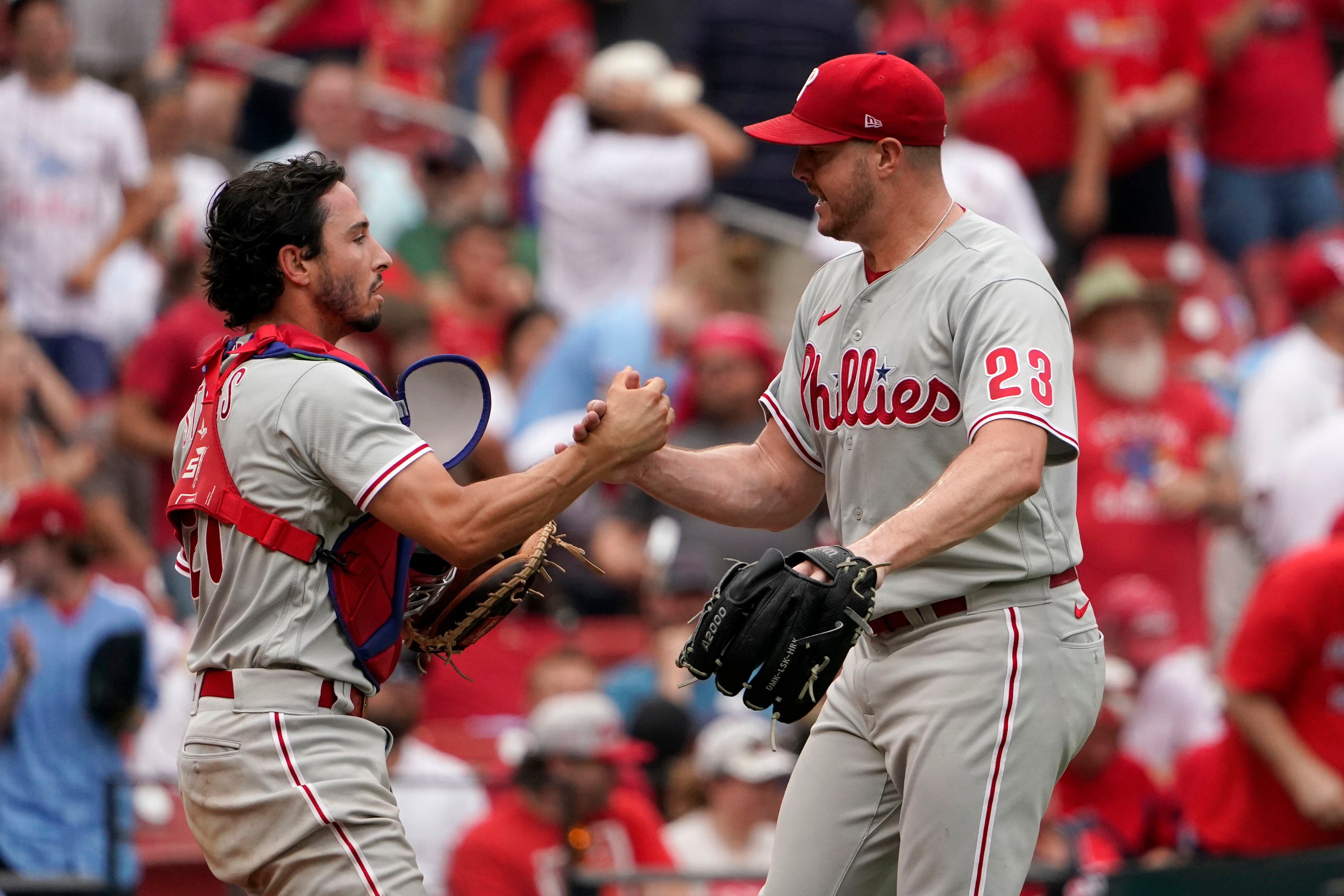 St. Louis Cardinals centerfielder Jim Edmonds sets up to make a