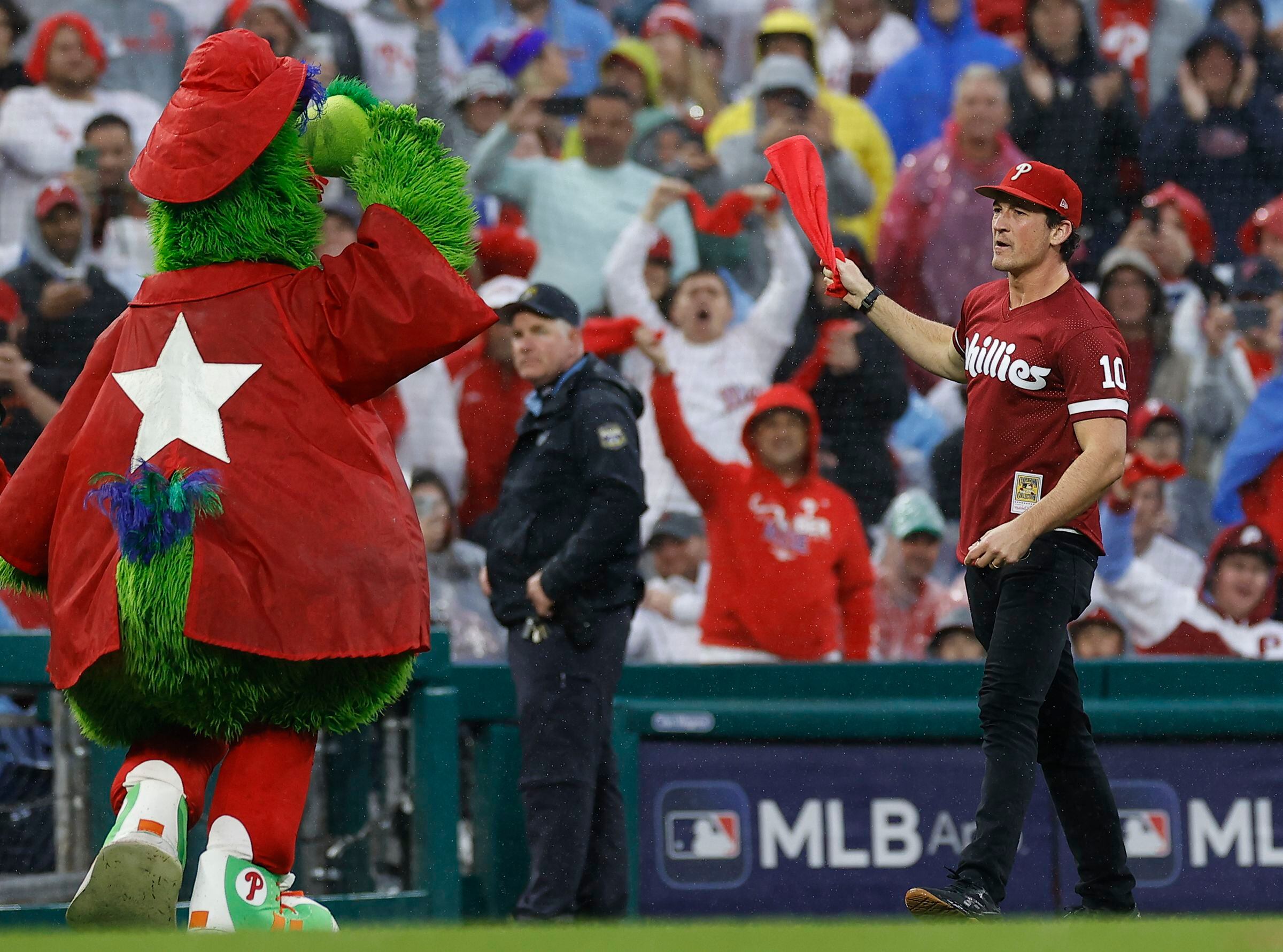 Astros-Phillies World Series: Postponed Game 3 on Halloween allowed players  to take kids trick-or-treating in Philadelphia hotel - ABC13 Houston