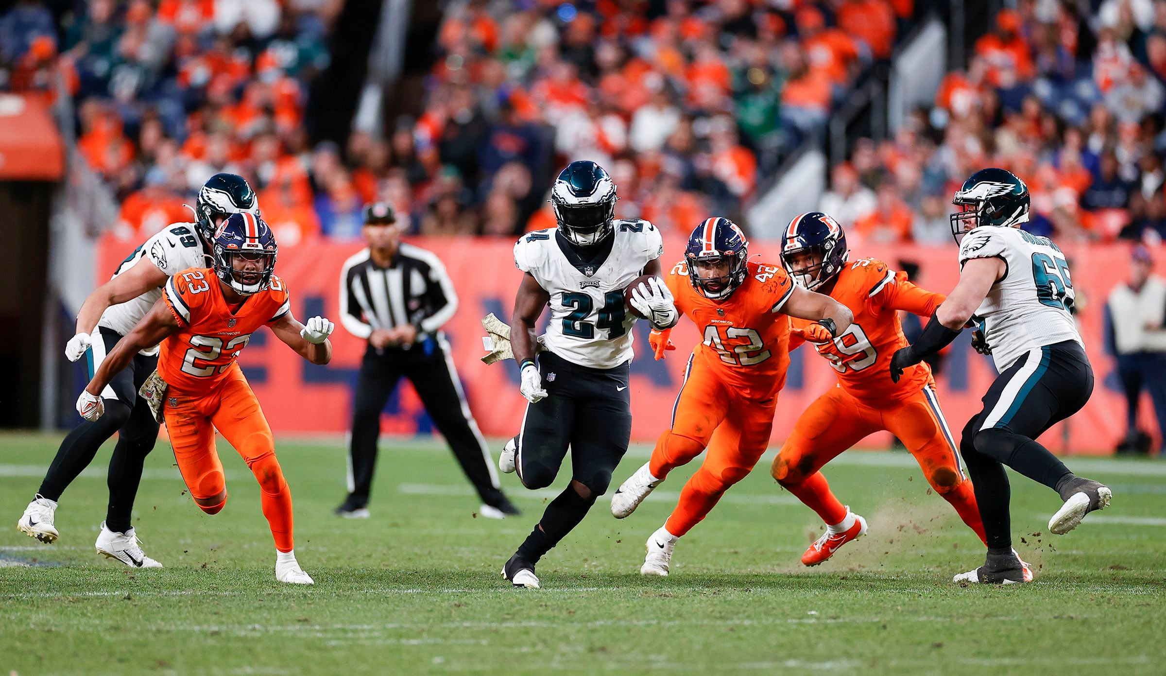 I wonder why we don't use this uniform combination. Midnight Green Jersey  and Black Pants : r/eagles