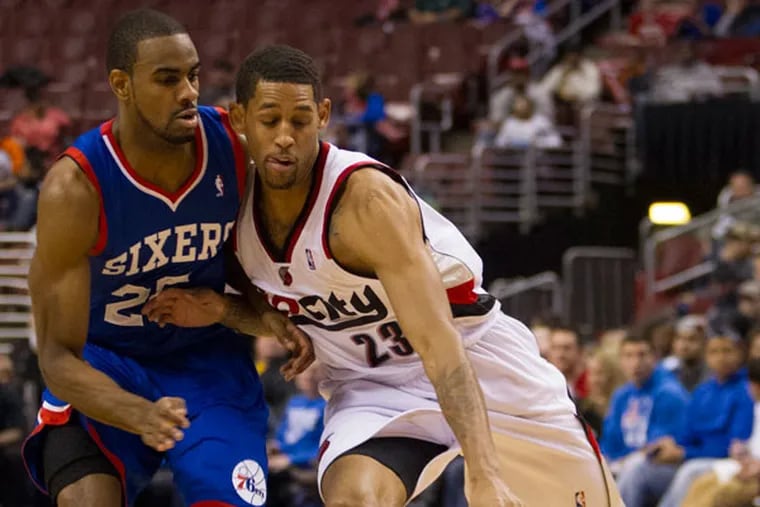 Trail Blazers' Allen Crabbe in action against Philadelphia 76ers' Elliot Williams during the second half of an NBA basketball game, Saturday, Dec. 14, 2013, in Philadelphia. The Trail Blazers win 139-105. (Chris Szagola/AP)