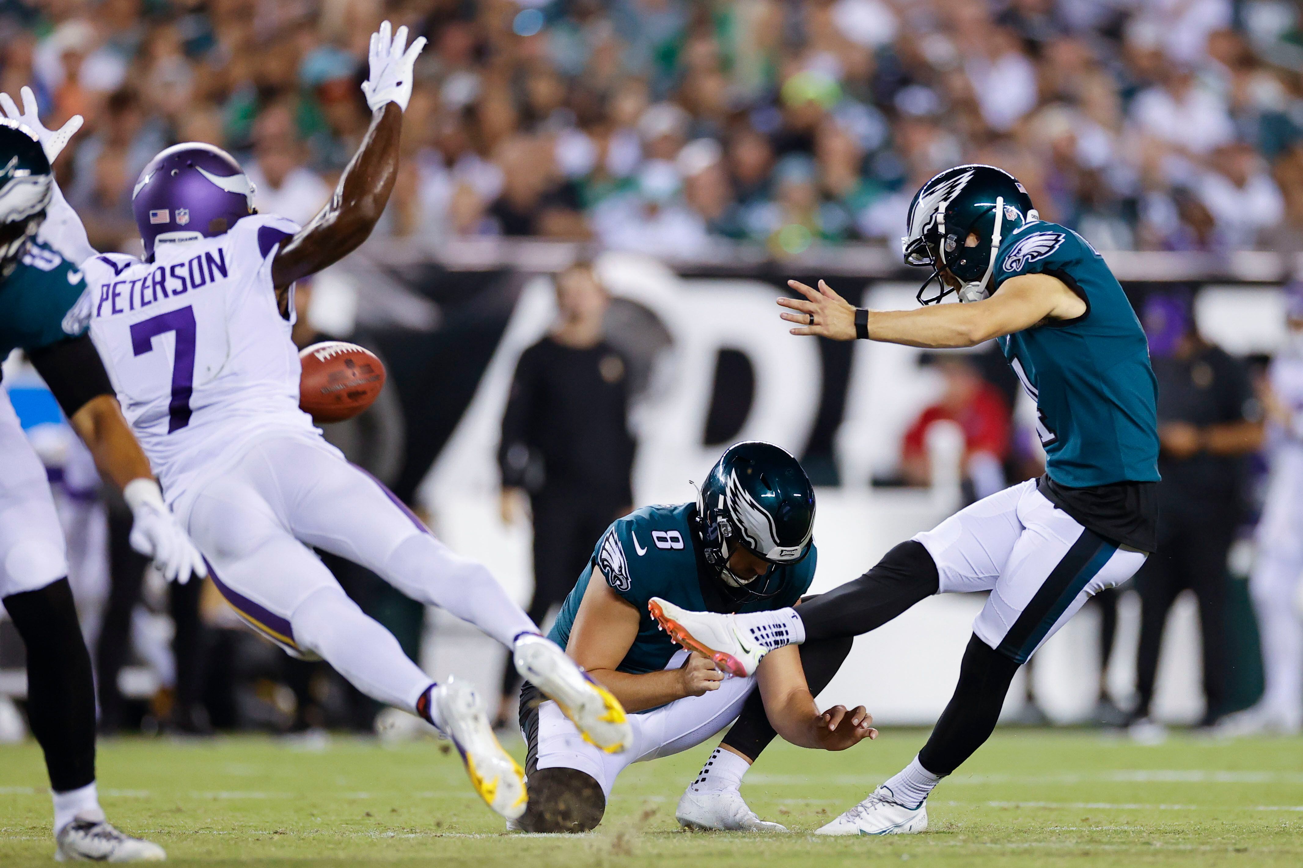 Hurts shines as Eagles dominate Vikings to cap off MNF doubleheader