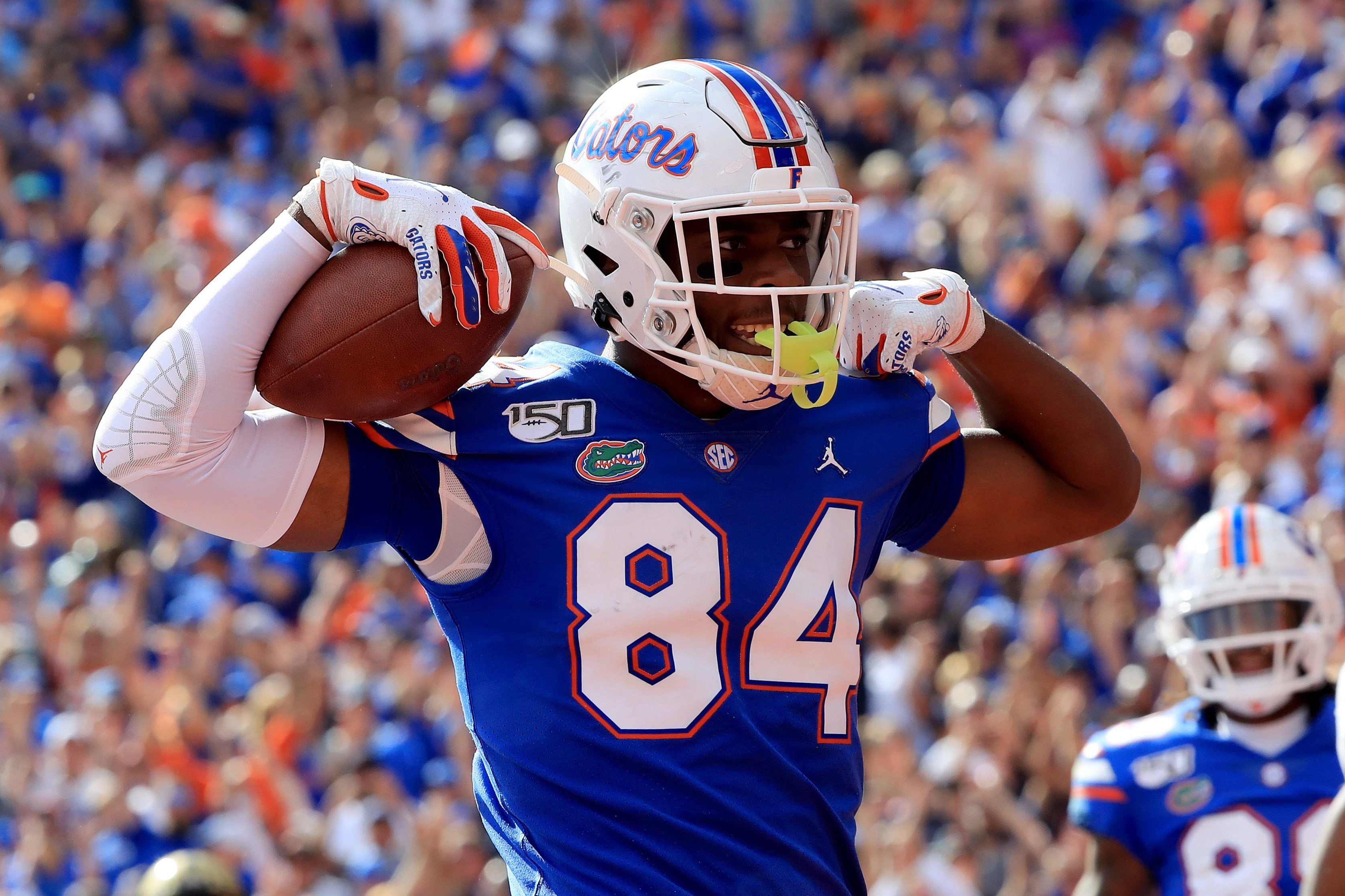 Ja'Marr Chase's helmet comes off after red-zone catch vs. Kyle