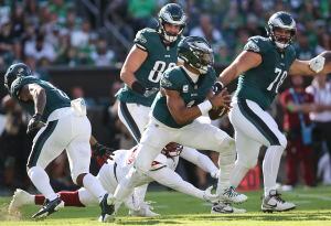 Hurts throws for 319 yards, Elliott's 54-yarder lifts 4-0 Eagles