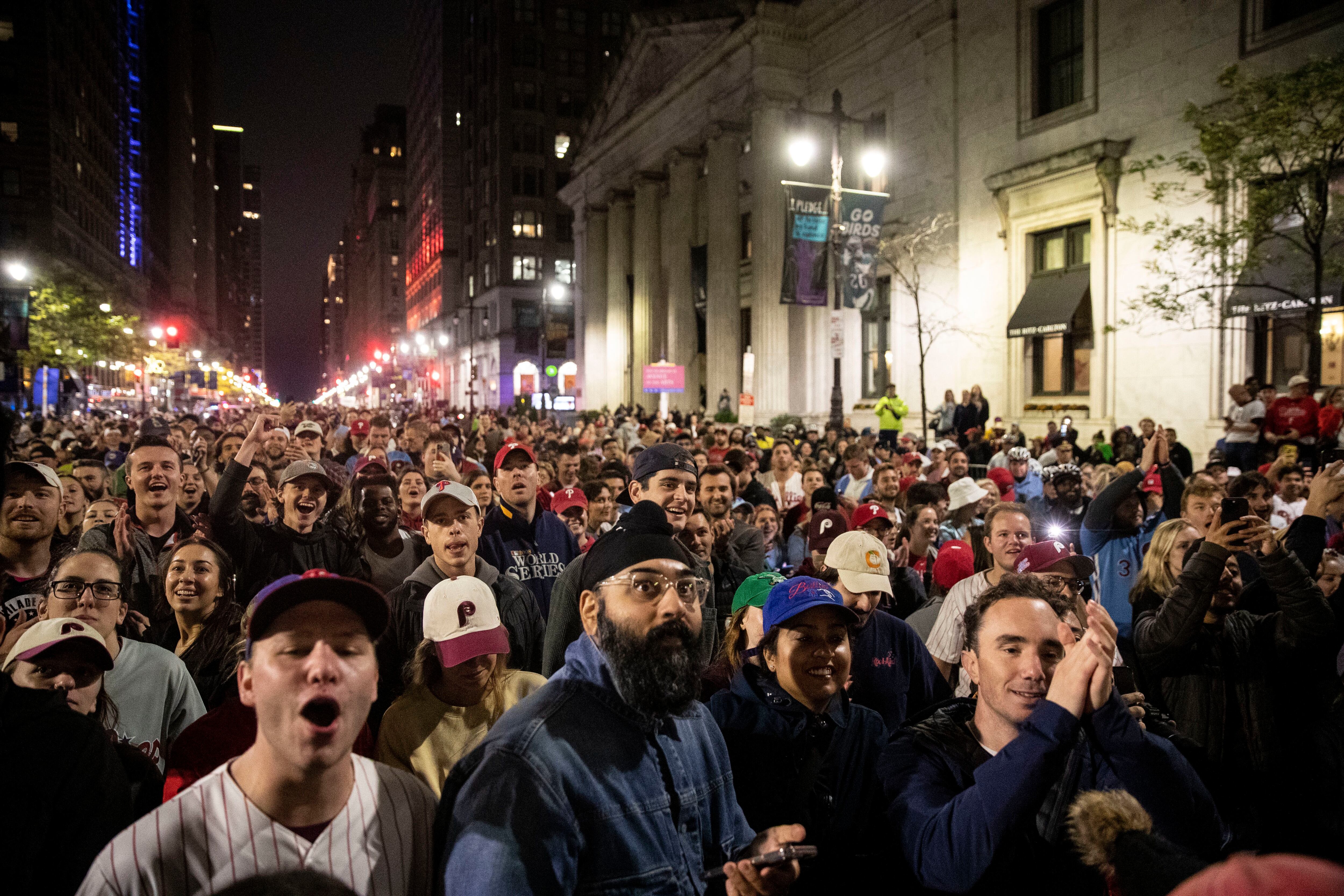 Astros fans team up in epic game of catch to return dropped hat at World  Series parade - ABC7 Chicago