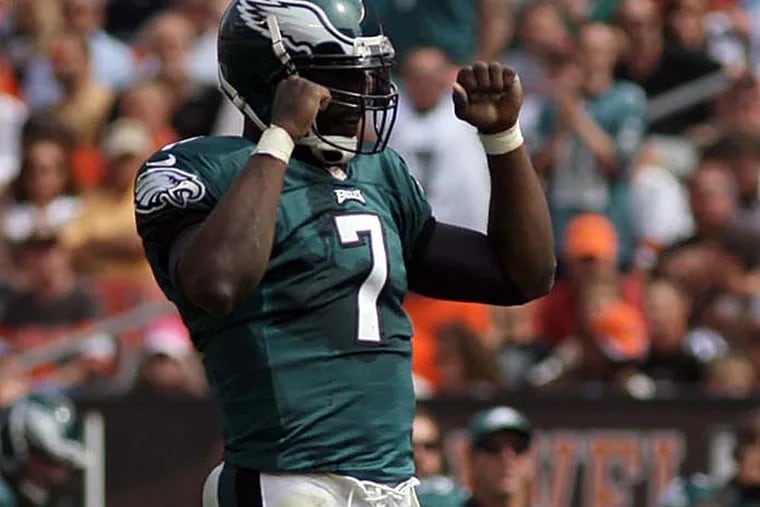 Michael Vick restructures deal to remain with Eagles - Sports