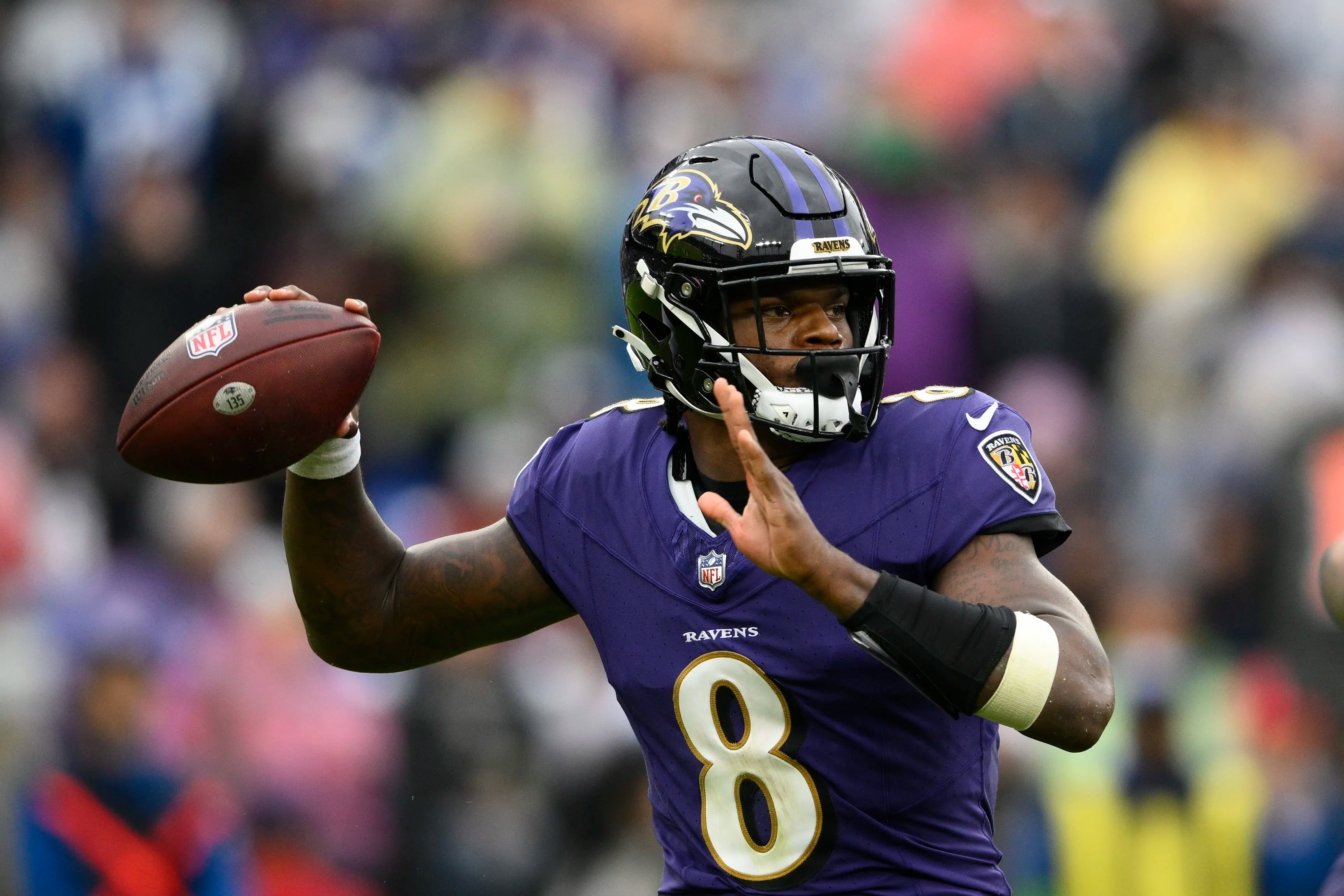 Lamar Jackson looks to keep the Ravens in the No. 1 spot in the AFC on "Sunday Night Football" tonight. 
