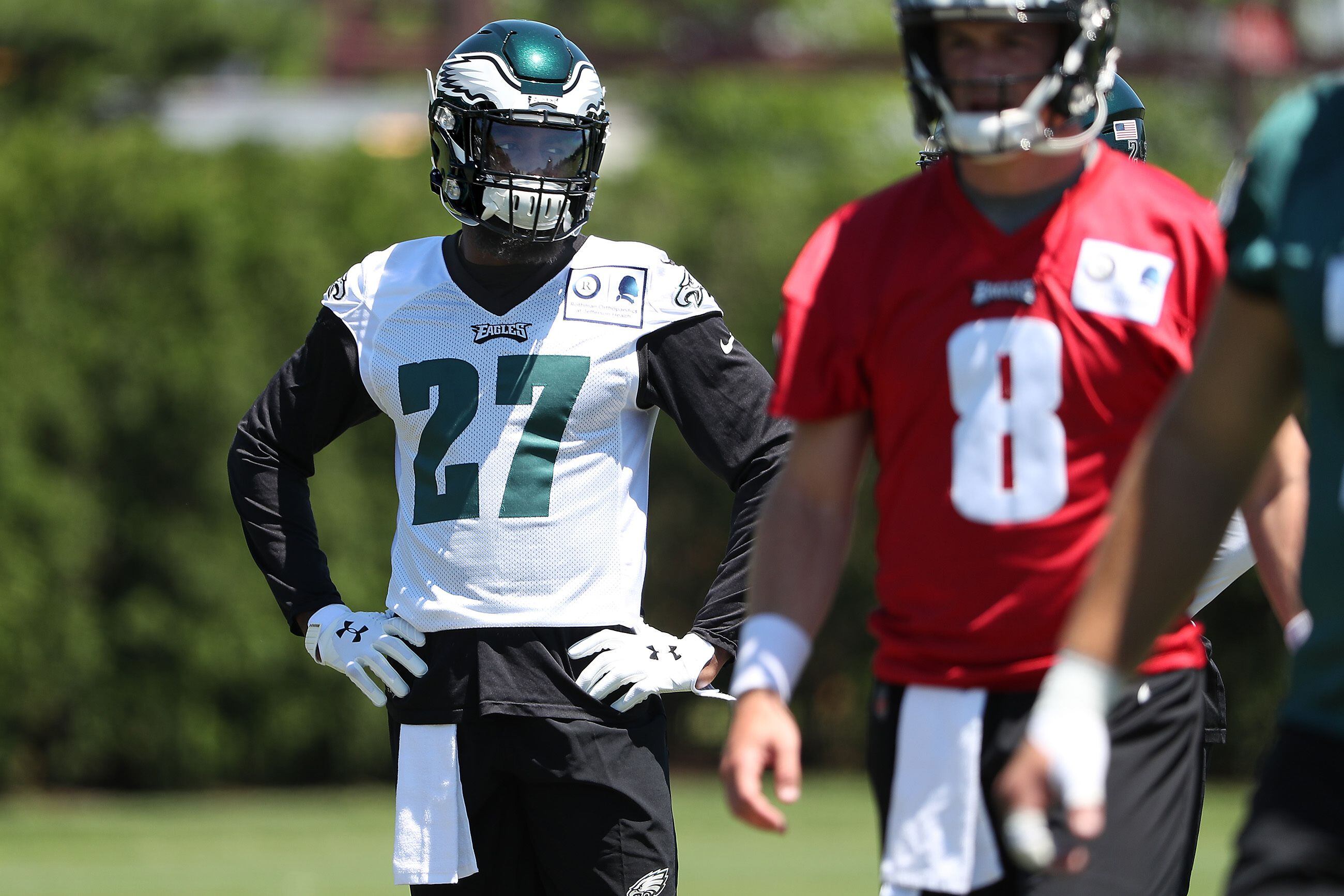 Helmet Stalker on X: Eagles QB Carson Wentz green dot(designating helmet  with speakers inside) has been placed off center. Since being introduced in  the league, the green dot has been centered on